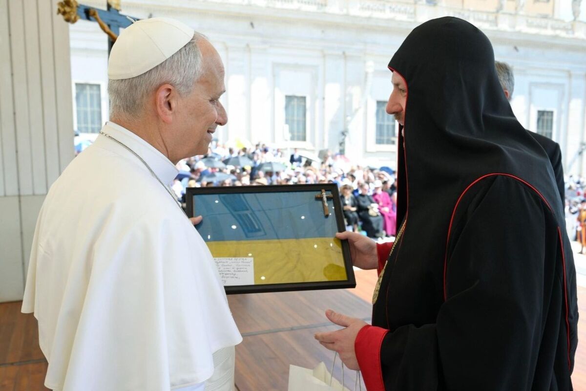 Cardinal Mykola Bychok Presents Pope Leo XIV with Gifts from a Ukrainian Soldier
