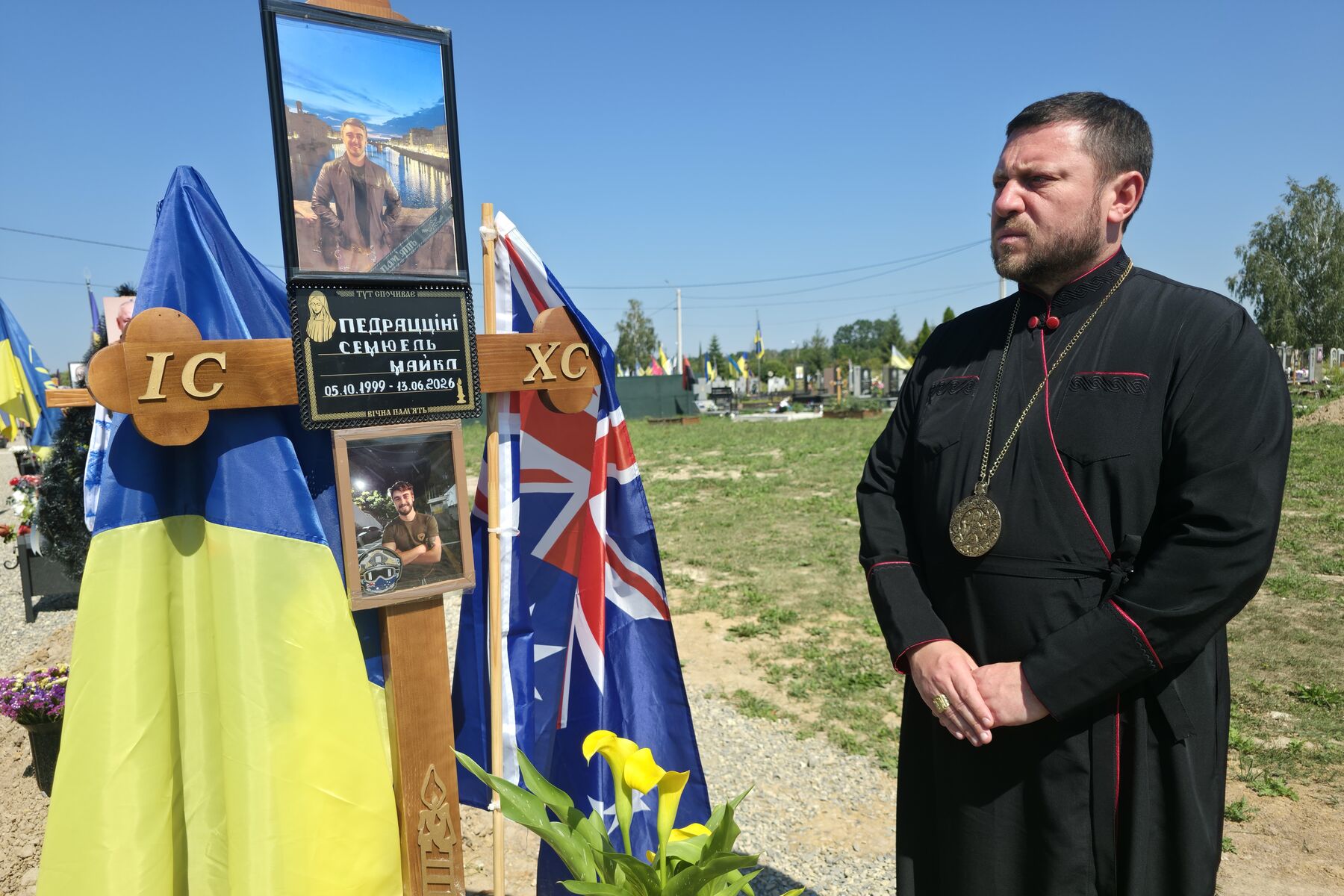 Владика Микола кардинал Бичок помолився на могилі австралійського воїна, який віддав життя за Україну
